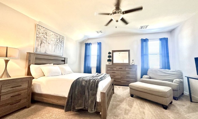 Mustang House | Cozy-4 BDRM near Airport FAA Outlet Malls