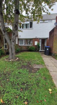 West Byfleet Villa | Cozy 4-Bedroom Family Getaway
