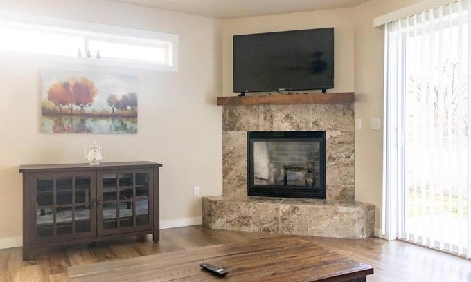 Prosser House | Cozy 4 Bedroom Home / Dual Masters / Living Rooms in Wine Country!