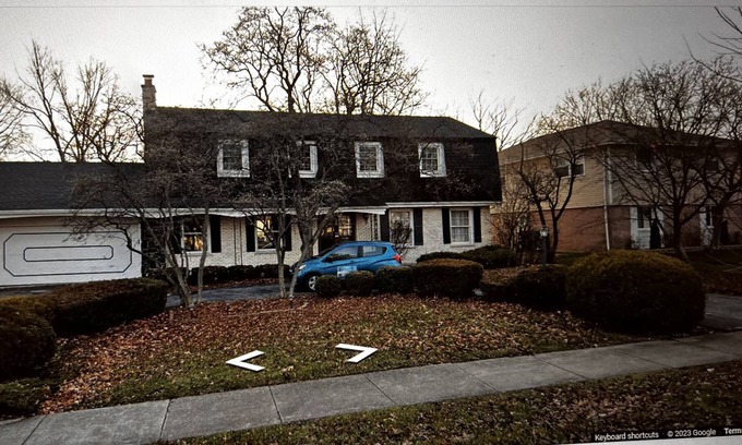 Flossmoor House | Cozy 4 Bedroom House surrounded by Country Clubs & Golf Courses.