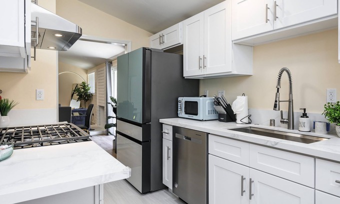 Fullerton House | Cozy 4 Bedroom Near to Disney + Arcade & Games!