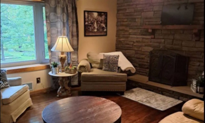 Holly House | Cozy 5 bedroom home in Holly MI