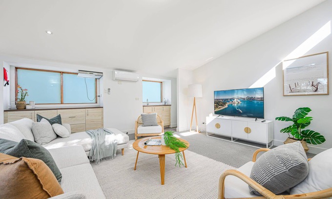 Balmain House | Cozy 5 BR Family Home in Balmain 4KM CBD