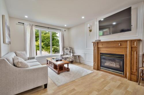 Lindsay House | Cozy 5Bdrm Home Games, Parking, Close to Arena