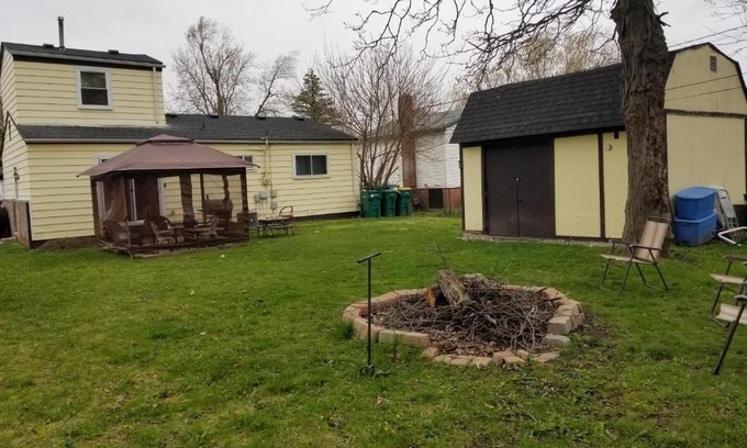 Whittaker House | Cozy 6 bedroom home with Gameroom and Fire pit.