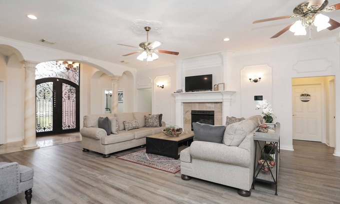 Humble House | Cozy 8BR Rustic House near IAH & Downtown Sleeps 19, Event-ready, Spacious Yard