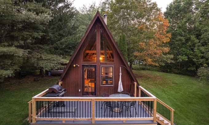 New Kingston House | Cozy A-Frame Cabin | Summer Vibes & Pondside Relaxation in the Catskills