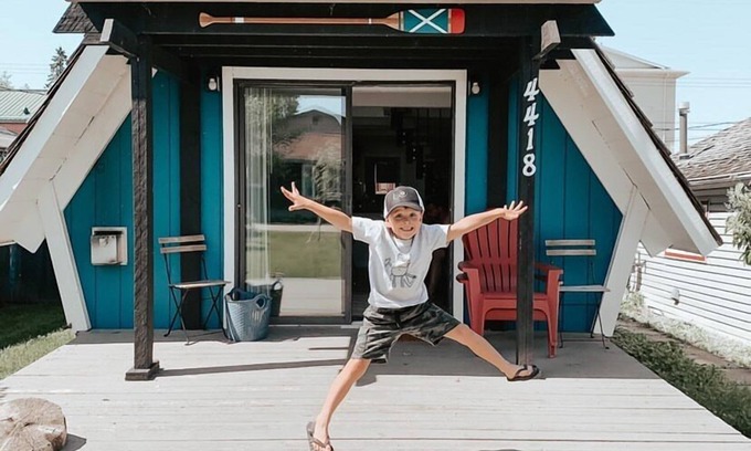 Sylvan Lake Cabin | Cozy A-frame cabin 1/2 block from the gorgeous Sylvan Lake beach, parks & pubs