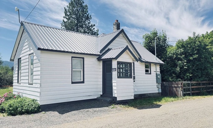Cle Elum House | Cozy, AC, easy highway access. 1-Bedroom home near cafes and shops!