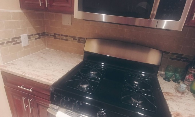 Williamsbridge House | Cozy Ambience is close to Pelham Park, Bay Plaza Mall, Dave and Buster,