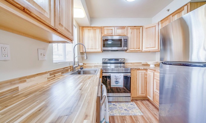 Midtown Anchorage Apartment | Cozy Anchorage Apartment w/Mountain Views