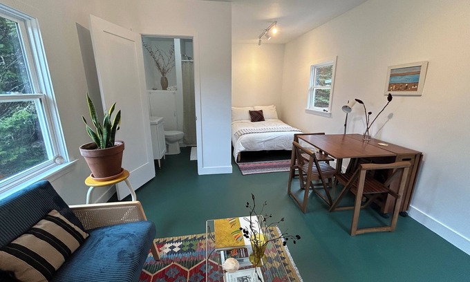 Clifton Royal House | Cozy and artistic barn studio near the oceanside village of St. Martins