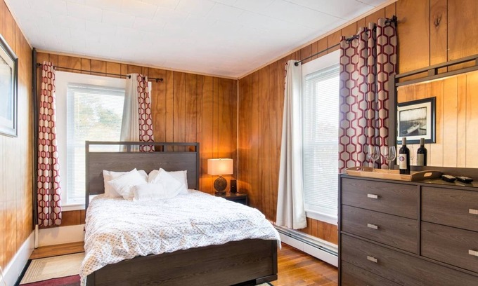 Ipswich House | Cozy and beatifull 2br in New England . 5 min drive to the beach/sleeps 6