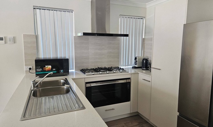 Baldivis House | Cozy and Compact 4-bedroom house with WiFi, AC in charming Rivergums Baldivis
