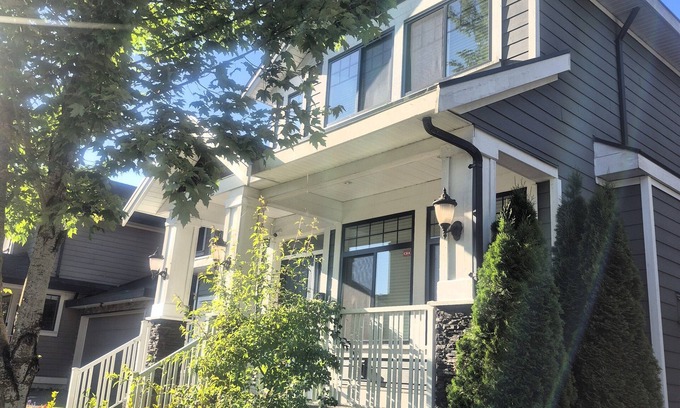 Guildford House | Cozy and Homey 2 BR Suite, 5 minutes to Highway 1 entrance.