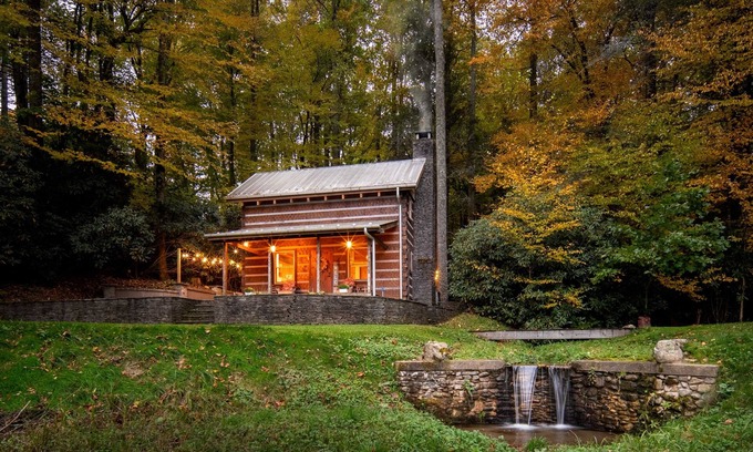 Deep Gap Cabin | Cozy and Romantic - Hot Tub - King Bed - Fireplace