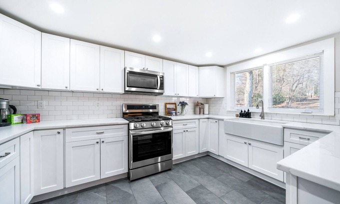 Woodcliff Lake House | Cozy and Stylish 4bd2ba Fireplace+PetFriendly+LargeBackyard+Commute to NYC!