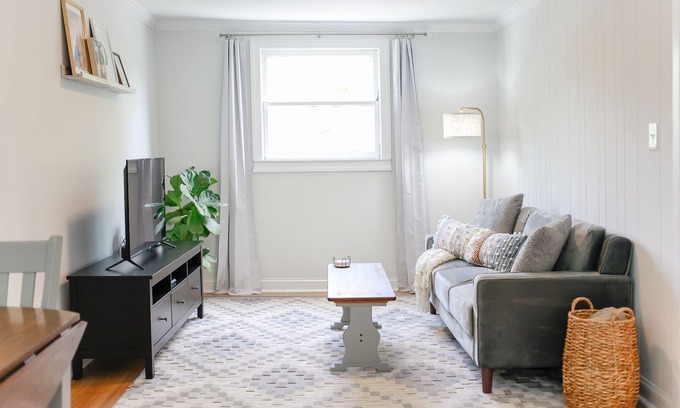 Central Newport News Apartment | Cozy Apartment in Historic Hilton Village close to CNU