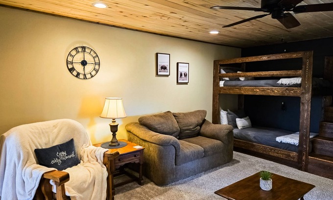 Del Norte Apartment | Cozy apartment with full kitchen, patio, grill & convenient location