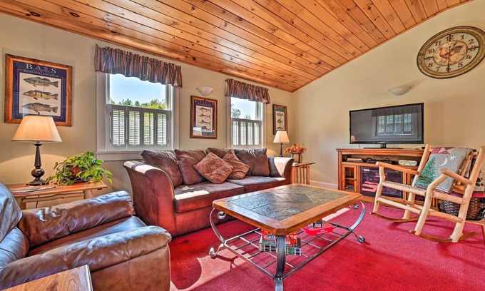 Moscow Apartment | Cozy Apt w/Hot Tub & Deck, 10 Mi to Stowe Resort!
