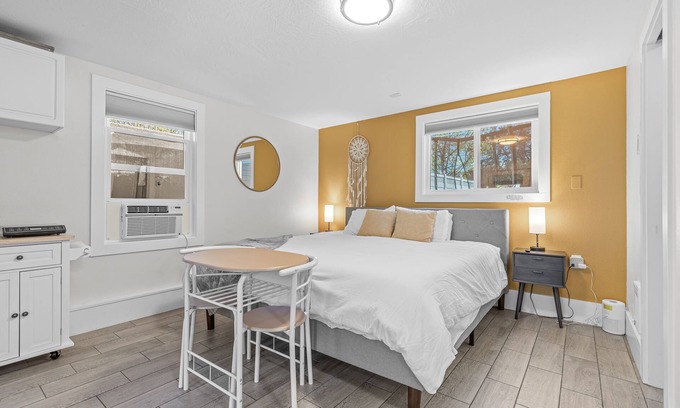 Ashland Apartment | Cozy Ashland Studio: King Bed, 1 mile from Plaza!