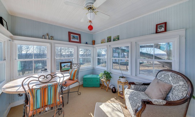 Augusta House | Cozy Augusta Home w/Porch: Walk to Katy Trail!