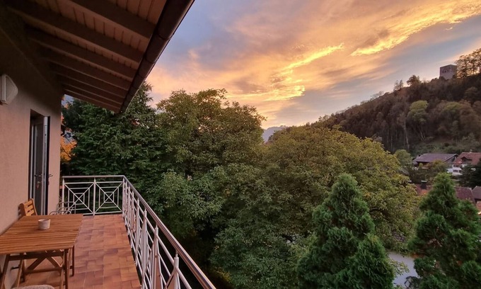 Toster Apartment | Cozy balcony apartment for 4 people with a view of the castle & mountains