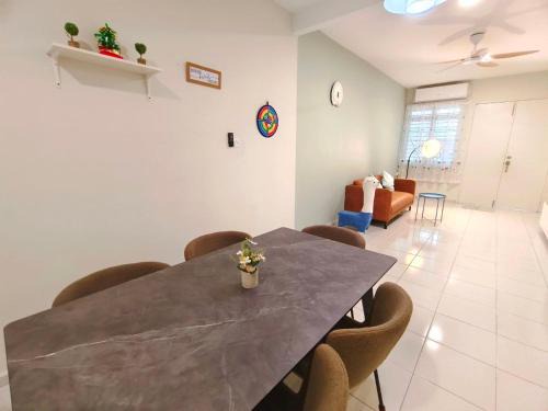 Kluang House | Cozy Batu 4-Game, Neflix, Water Dispenser