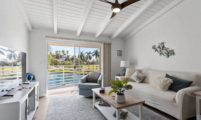 Isla del Sol Condo | Cozy Beach Bliss | Stylish & Inviting