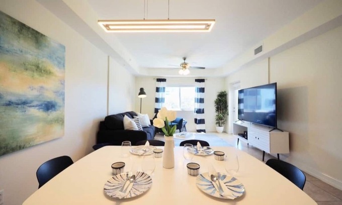Central Naples Condo | ★Cozy Beach Escape★ 0.9 miles from Clams Pass Beach !