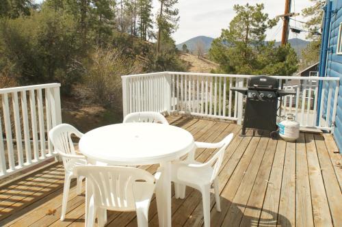 The Village House | Cozy Bear Cottage - Walk to Lake & Village!