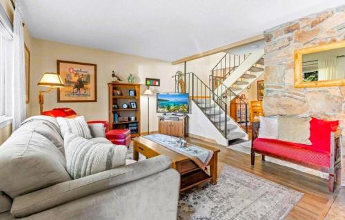 Lake Forest House | Cozy Bear's Lair