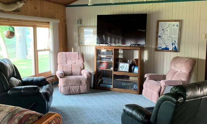 New London Cottage | Cozy beautiful cottage on the Wolf River located 5 miles New London