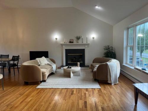 Monroe House | Cozy Beautiful Pondside Luxurious Retreat