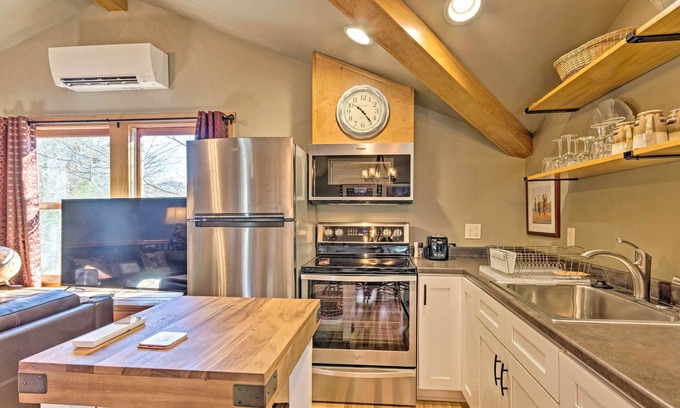 Black Mountain Apartment | Cozy Black Mountain Escape: Walk to Golf & Lake!