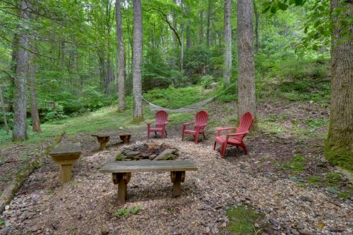 Blairsville House | Cozy Blairsville Cabin 2 Mi to Vogel State Park!