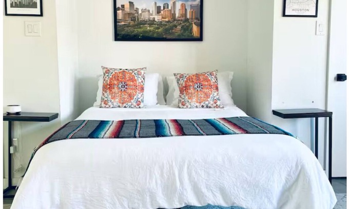 Hyde Park Apartment | Cozy Blanco Studio 9 Walk to Shops and Restaurants with AC in vibrant Houston!