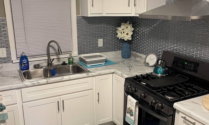 Mitchell House | Cozy Blu Oasis, 3/2 home in tranquil Florissant with all your stay needs.
