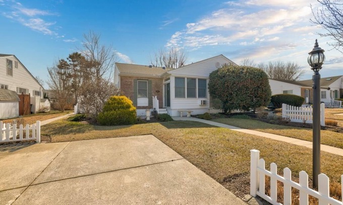 Village Green House | Cozy & bright 2 bedroom 1 bath in Cape May!