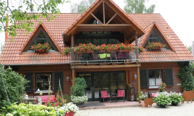 Pegnitz Apartment | Cozy bright large vacation apartment in a wooden house