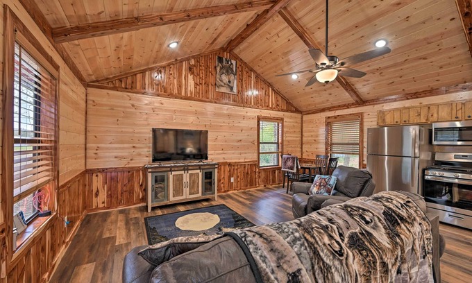 Broken Bow House | Cozy Broken Bow Cabin, Walk to the Lukfata Creek!