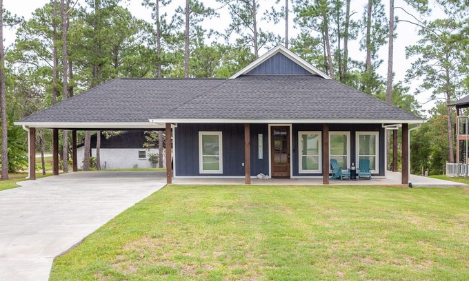 Brookeland House | Cozy bunk house minutes from boat ramp