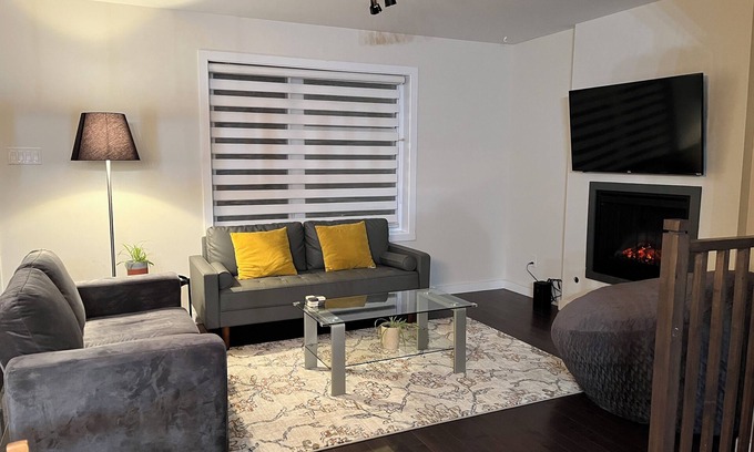Sainte-Marthe-sur-le-Lac Condo | Cozy Retreat: 2BR Haven with Warm Touches
