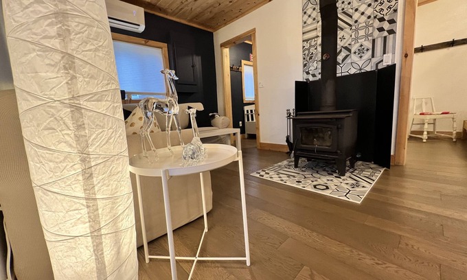 Miller Lake Cottage | Cozy Cabin 20m South of Tobermory-firepit, yard & gorgeous backyard spa
