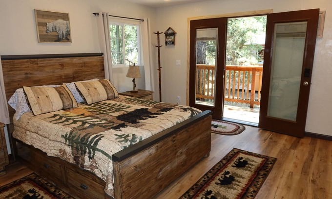 Sugarloaf Cabin | Cozy Cabin, 4 Beds-Dog friendly-15min Drive to to Ski Resort, Fenced yard