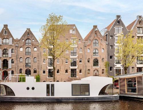 Jordaan Boat Rental | Cozy Cabin at houseboat