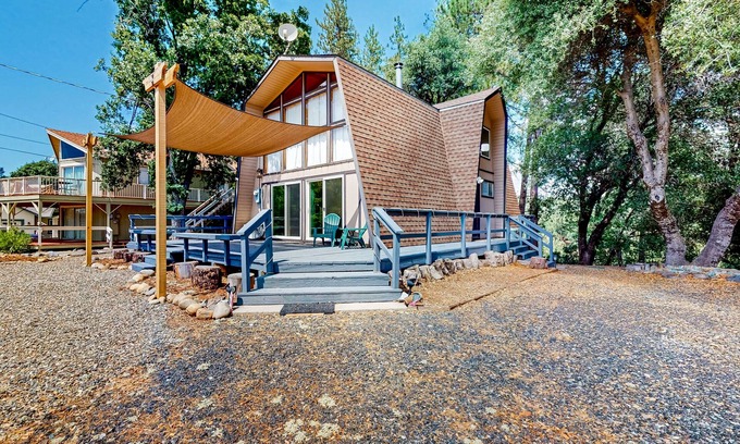 Groveland Cabin | Cozy Cabin | Farmhouse-style cabin in Groveland with gambrel knotty pine ceiling