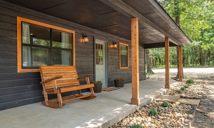 Van Zandt County House | Cozy Cabin! Hot Tub | Nature | Ponds