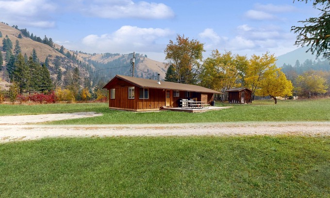 Sula Cabin | Cozy cabin in pastoral setting w/wood stove, mountain views, walk to river