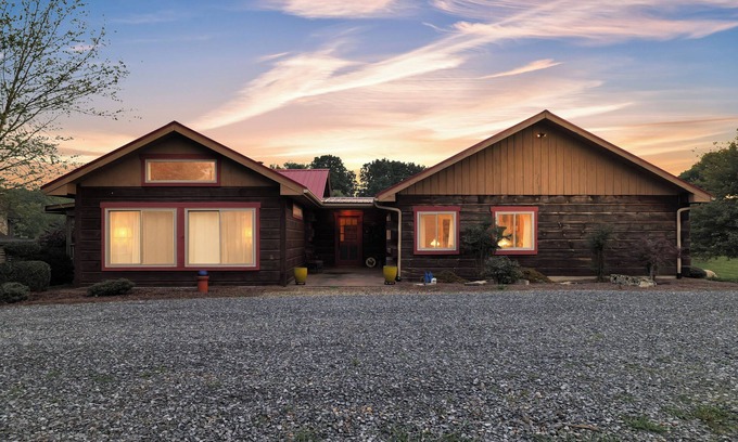 Glade Spring Cabin | Cozy Cabin in Small town USA